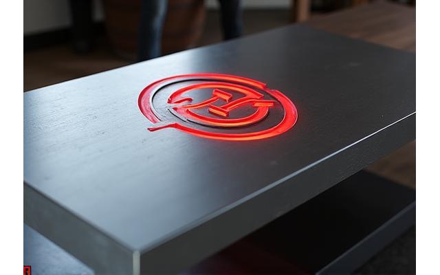 e스포츠 로고가 새겨진 커스텀 커피 테이블